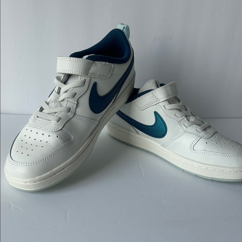 Nike Boys Court Borough Low 2 SE Shoes, Size 3Y, Fuzzy Tongue, Valerian Blue